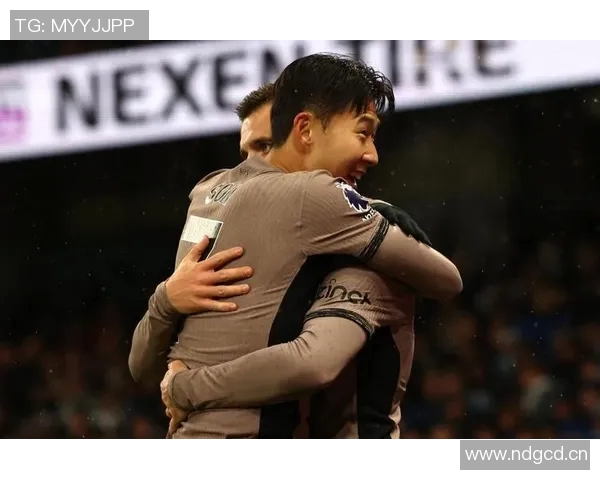 基恩与卡拉格在播客节目中巧遇撞衫引发笑料一脸懵的瞬间