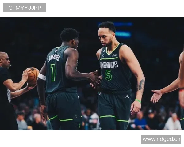 唐斯自豪于华子成就每次路过阿迪门店必停留欣赏他的海报