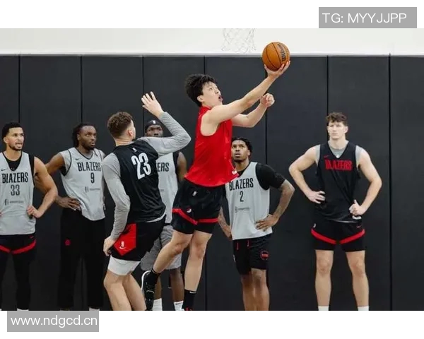 开拓者球迷嘉年华对抗赛黑队险胜白队杨瀚森队友夏普荣膺MVP称号