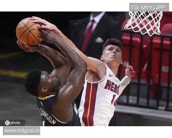 锡安随队客战迈阿密前夕探访Unrivaled联赛并进行训练活动