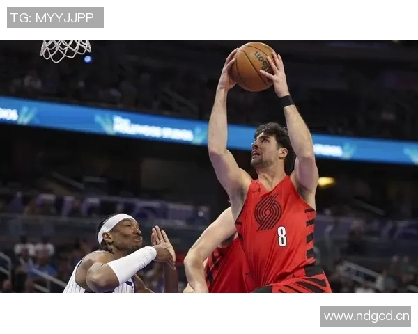 克林根场边指导杨瀚森展现深厚情谊引发媒体热议 克林根场边指导杨瀚森展现深厚情谊引发媒体热议