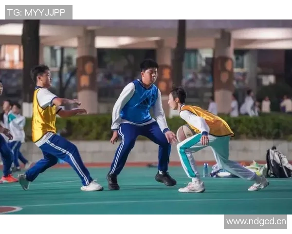 中学生篮球班赛惊现绝杀三分球精彩瞬间引发热议 中学生篮球班赛惊现绝杀三分球精彩瞬间引发热议