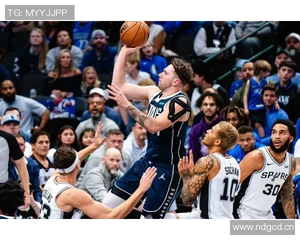 东契奇罚球失误引发球迷惊恐全场贡献33分11板8助3断表现依旧抢眼 东契奇罚球失误引发球迷惊恐全场贡献33分11板8助3断表现依旧抢眼