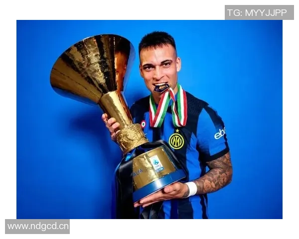 家中悠闲时光劳塔罗细致清理奖杯与MVP小雕像展现冠军风范